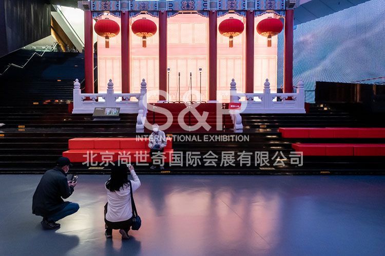 觀眾在歷史題材布景前拍照留念。