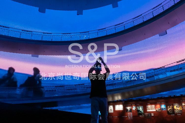 觀眾在拍攝博物館大廳的環(huán)幕。